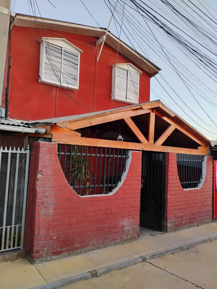 En venta casa de 2 pisos ampliada Villa cien águilas, La Cruz