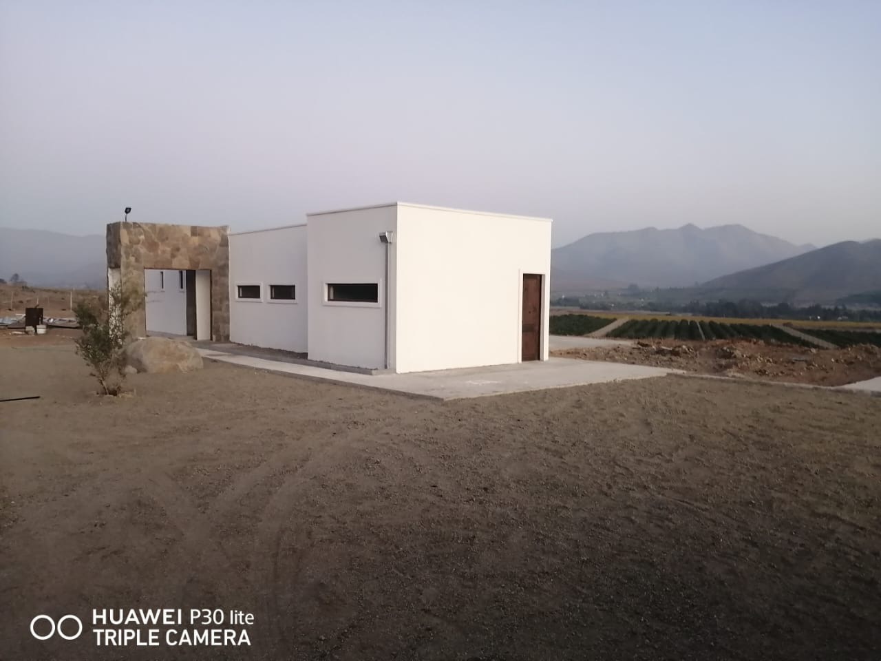 Se vende parcela con casa moderna