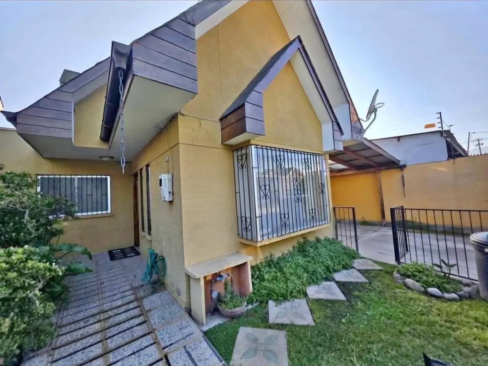 Casa de 2 pisos paradero 17 La Cruz