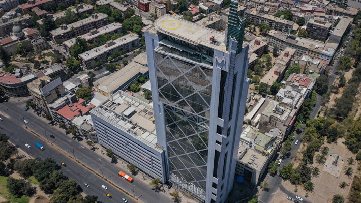 Millicom (Tigo) adquiere las operaciones de Telefónica en Chile junto con NJJ, estructurada para capturar valor estratégico y proteger su balance.